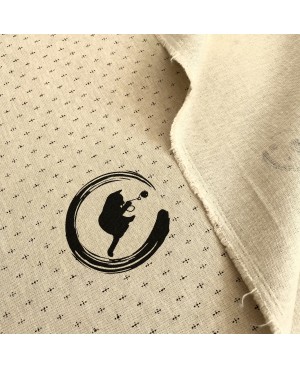 Algodón serigrafiado Takumi con motivos de cruces y gatos en beige