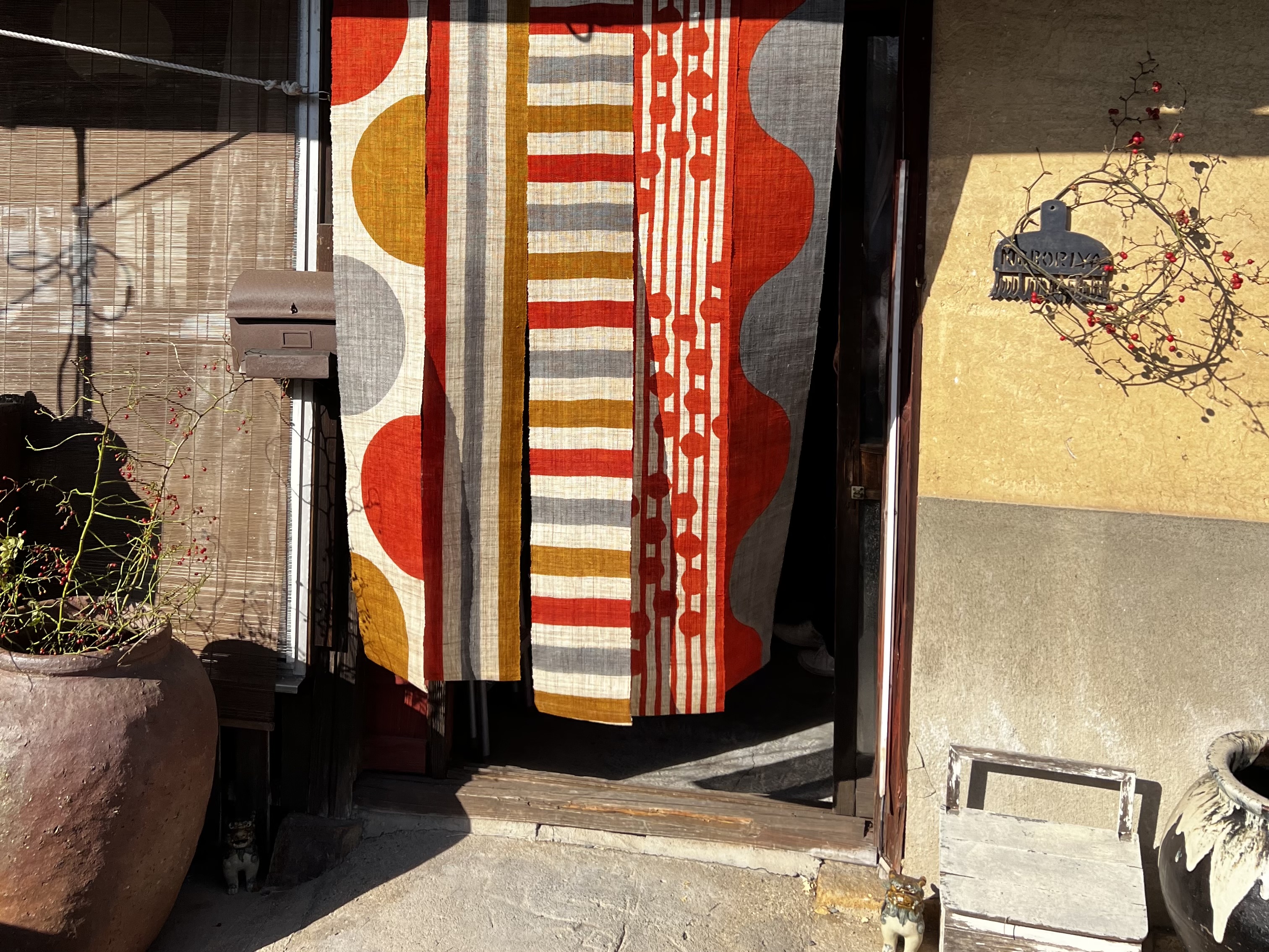  Tour textile du Japon avec Yves (photo : Yumi Ishitika noren à l'entrée de son atelier) 
