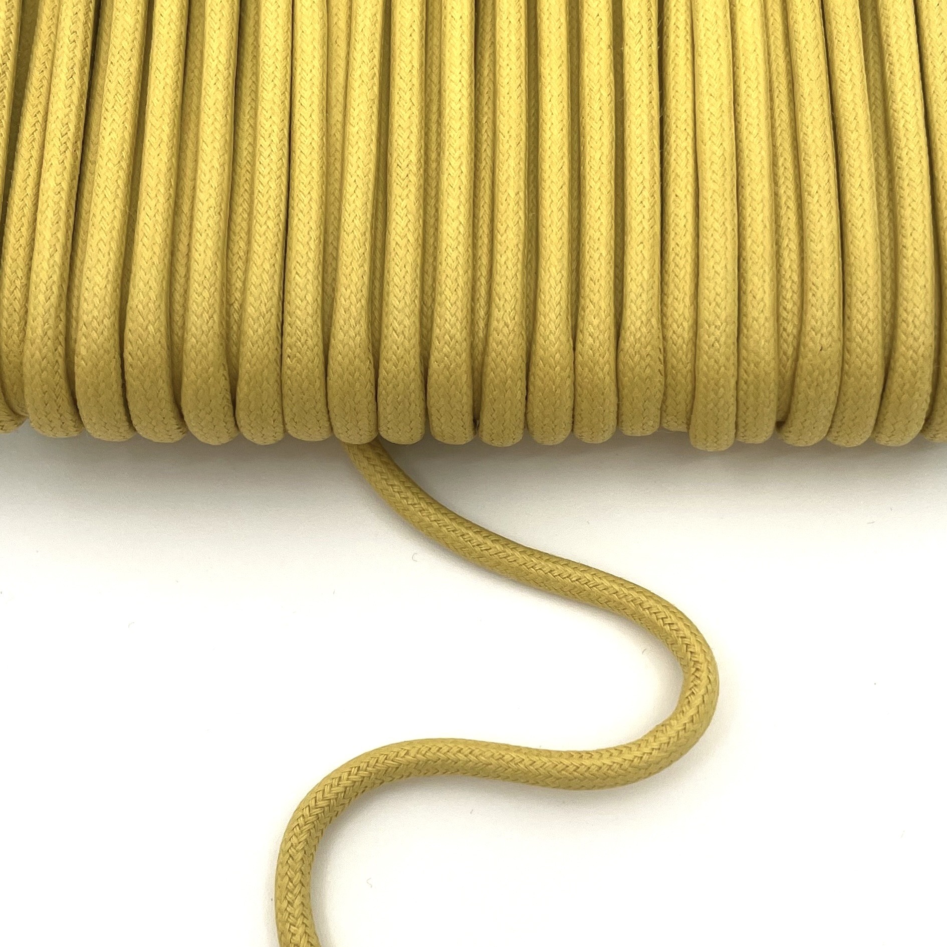 Il cordoncino di cotone cerato e un accessorio versatile per borse e gioielli